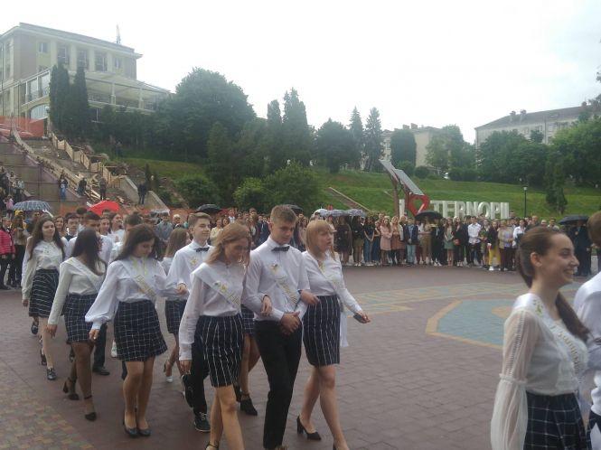 Останній дзвоник у школах Тернополя. Шукайте своїх дітей, фото №16 на сайті 20minut.ua