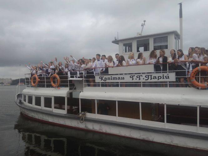 Останній дзвоник у школах Тернополя. Шукайте своїх дітей, фото №19 на сайті 20minut.ua