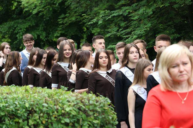 Останній дзвоник у школах Тернополя. Шукайте своїх дітей, фото №6 на сайті 20minut.ua