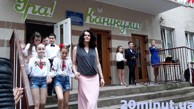 Останній дзвоник у школах Тернополя. Шукайте своїх дітей, фото №3 на сайті 20minut.ua