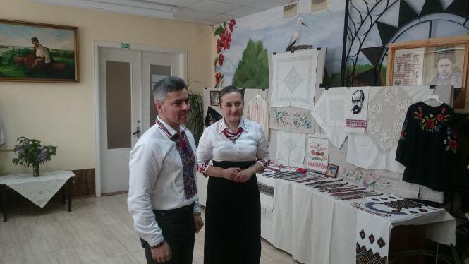 Новини Тернополя - фото з Лідія Романчук вишивала хіругрічним шовком на чоному сукні з шинелей наглядачок Лідія Романчук вишивала хіругрічним шовком на чоному сукні з шинелей наглядачок, фото №1 на сайті 20minut.ua