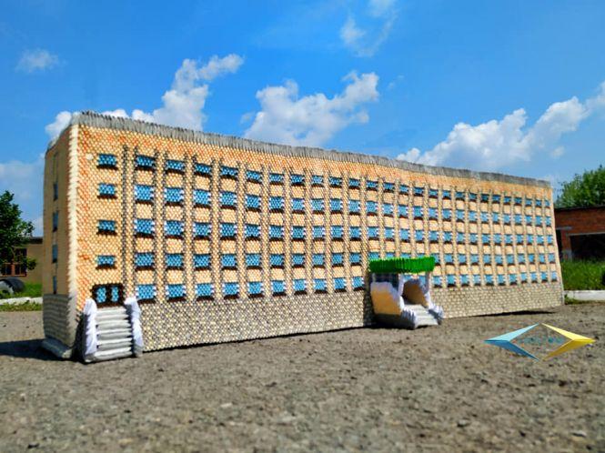 Жителька Тернопільщини створила з паперу точну копію місцевої школи, фото №2 на сайті 20minut.ua