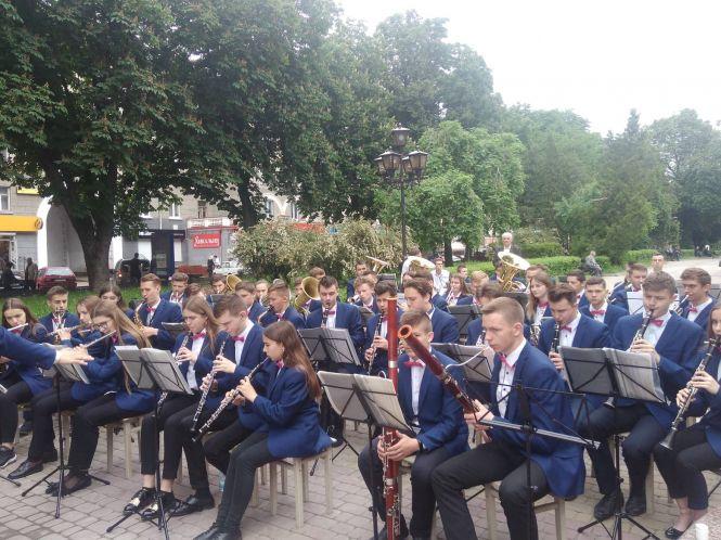 Останній дзвоник у школах Тернополя. Шукайте своїх дітей, фото №12 на сайті 20minut.ua