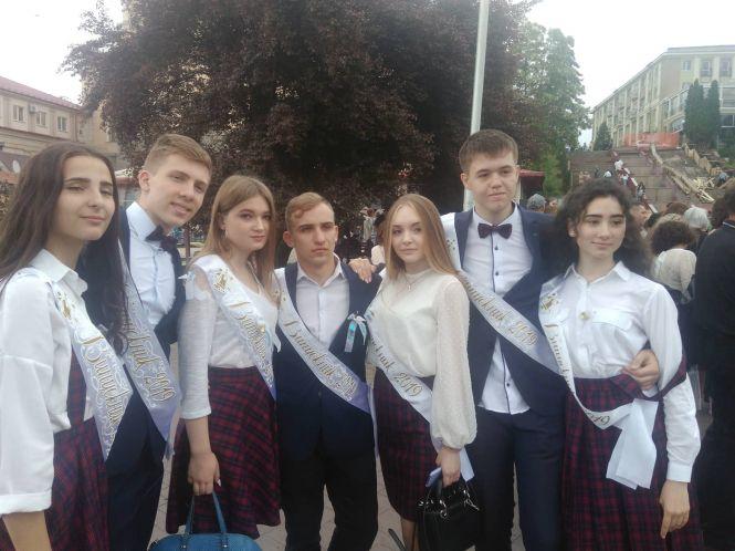 Останній дзвоник у школах Тернополя. Шукайте своїх дітей, фото №17 на сайті 20minut.ua