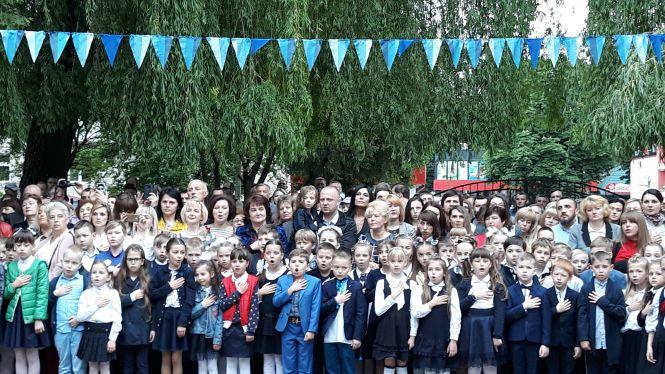 Останній дзвоник у школах Тернополя. Шукайте своїх дітей, фото №1 на сайті 20minut.ua