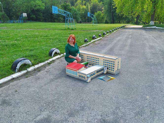 Жителька Тернопільщини створила з паперу точну копію місцевої школи, фото №3 на сайті 20minut.ua