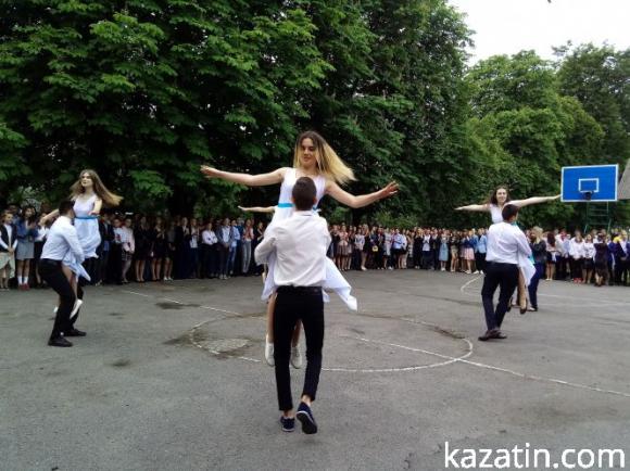 Новини Козятина - фото з На останньому дзвонику у школі № 2 знімали кіно На останньому дзвонику у школі № 2 знімали кіно, фото №2 на сайті 20minut.ua