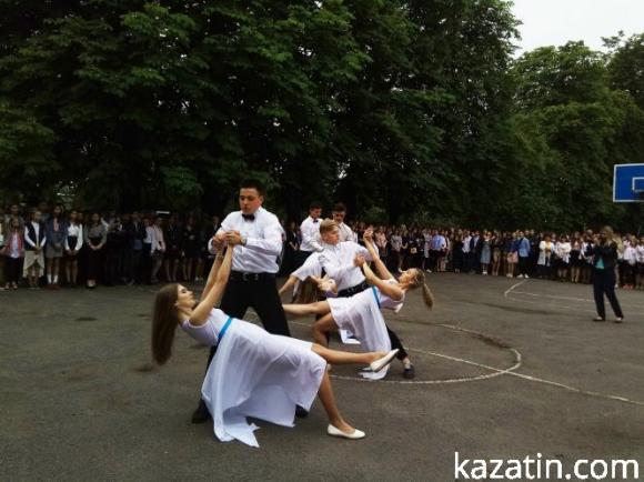 Новини Козятина - фото з На останньому дзвонику у школі № 2 знімали кіно На останньому дзвонику у школі № 2 знімали кіно, фото №1 на сайті 20minut.ua