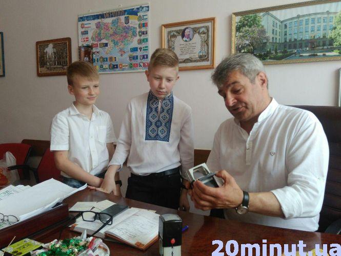 Новини Тернополя - фото з Носили документи в ОДА та займались господарством: у 6-й школі учні провели “День з директором” Носили документи в ОДА та займались господарством: у 6-й школі учні провели “День з директором”, фото №1 на сайті 20minut.ua