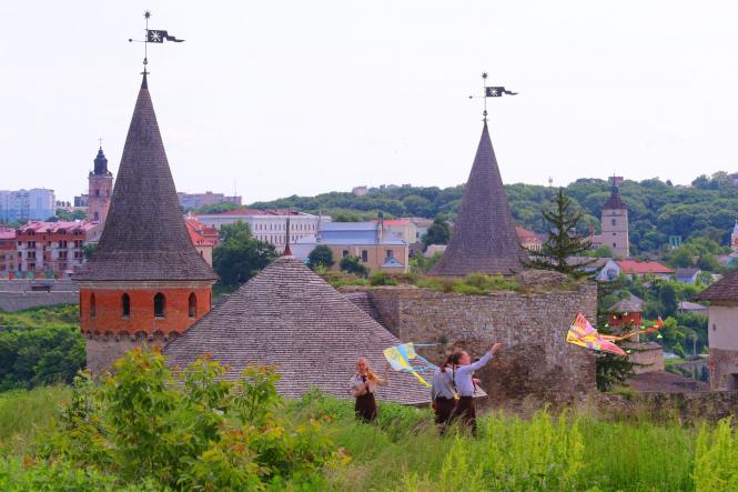 Новини Кам'янця-Подільського - фото з Над Кам'янцем літали змії (ФОТО) Над Кам'янцем літали змії (ФОТО), фото №2 на сайті 20minut.ua
