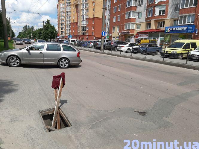 Посеред дороги діра, з неї стирчить палиця і на ній – шмата. Хто її побачить вночі?, фото №3 на сайті 20minut.ua