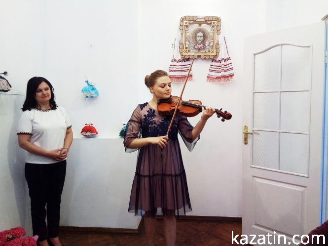 Двадцять одну паперову красуню представили на виставці, фото №5 на сайті 20minut.ua