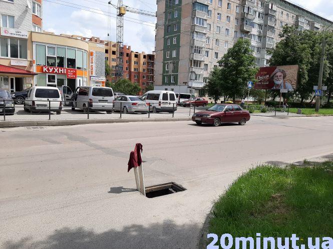 Посеред дороги діра, з неї стирчить палиця і на ній – шмата. Хто її побачить вночі?, фото №2 на сайті 20minut.ua