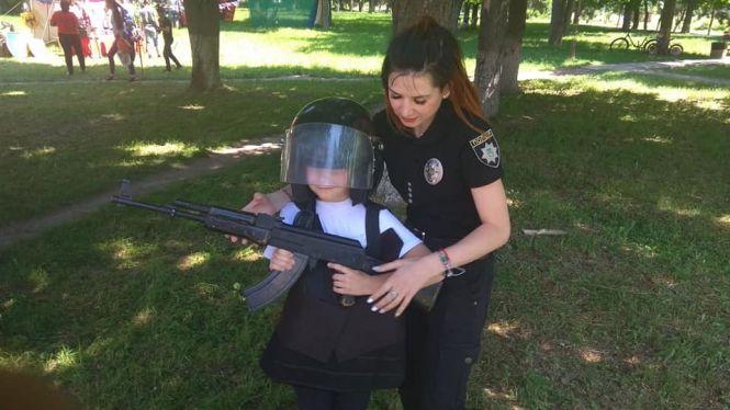 Новини Козятина - фото з Глухівчанам козятинські поліцейські демонстрували учбову зброю Глухівчанам козятинські поліцейські демонстрували учбову зброю, фото №2 на сайті 20minut.ua