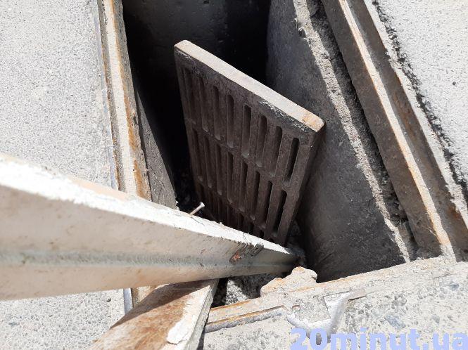 Посеред дороги діра, з неї стирчить палиця і на ній – шмата. Хто її побачить вночі?, фото №1 на сайті 20minut.ua