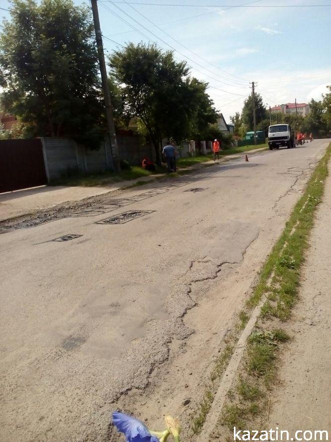 Фото дня: ремонтують «границю» села і міста Козятин, фото №5 на сайті 20minut.ua