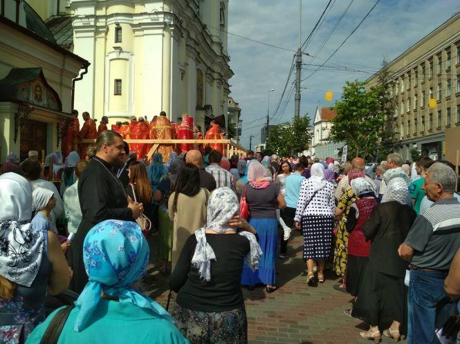 Новини Вінниці - фото з Біля Собору зібрались віряни МП. Що там відбувається? (Репортаж) Біля Собору зібрались віряни МП. Що там відбувається? (Репортаж), фото №3 на сайті 20minut.ua