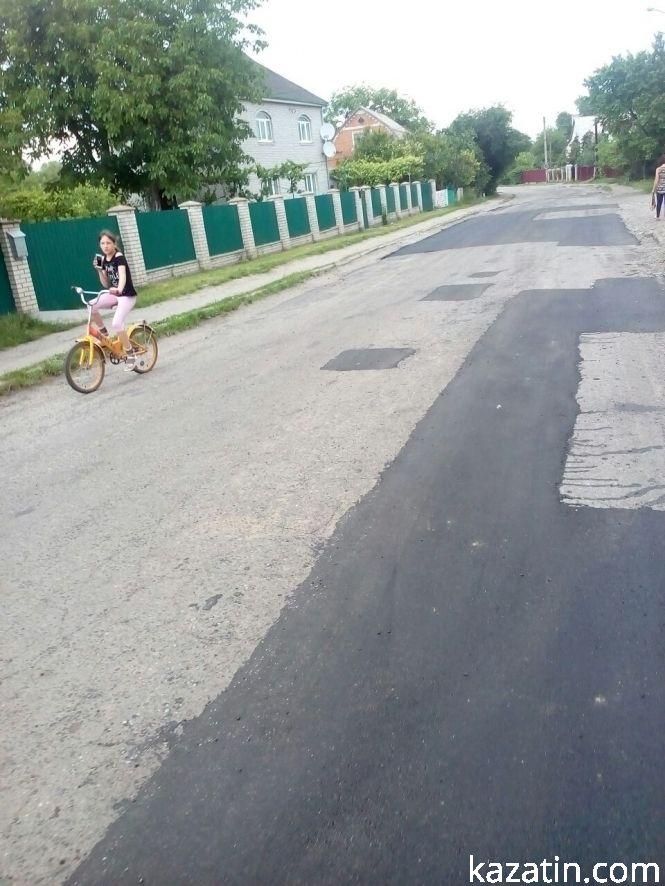 Фото дня: ремонтують «границю» села і міста Козятин, фото №9 на сайті 20minut.ua