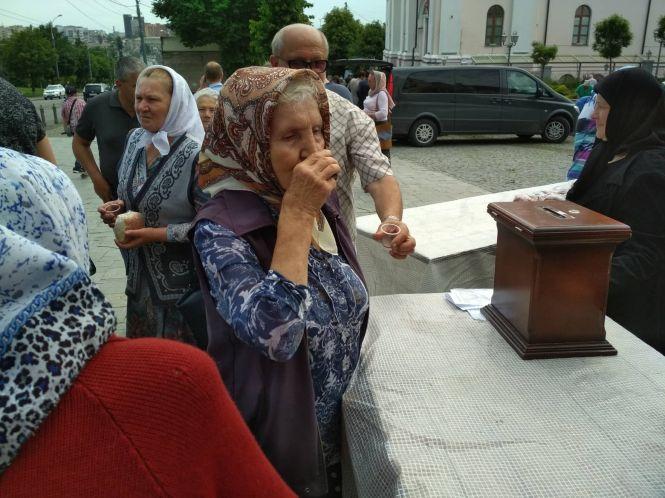 Новини Вінниці - фото з Біля Собору зібрались віряни МП. Що там відбувається? (Репортаж) Біля Собору зібрались віряни МП. Що там відбувається? (Репортаж), фото №12 на сайті 20minut.ua