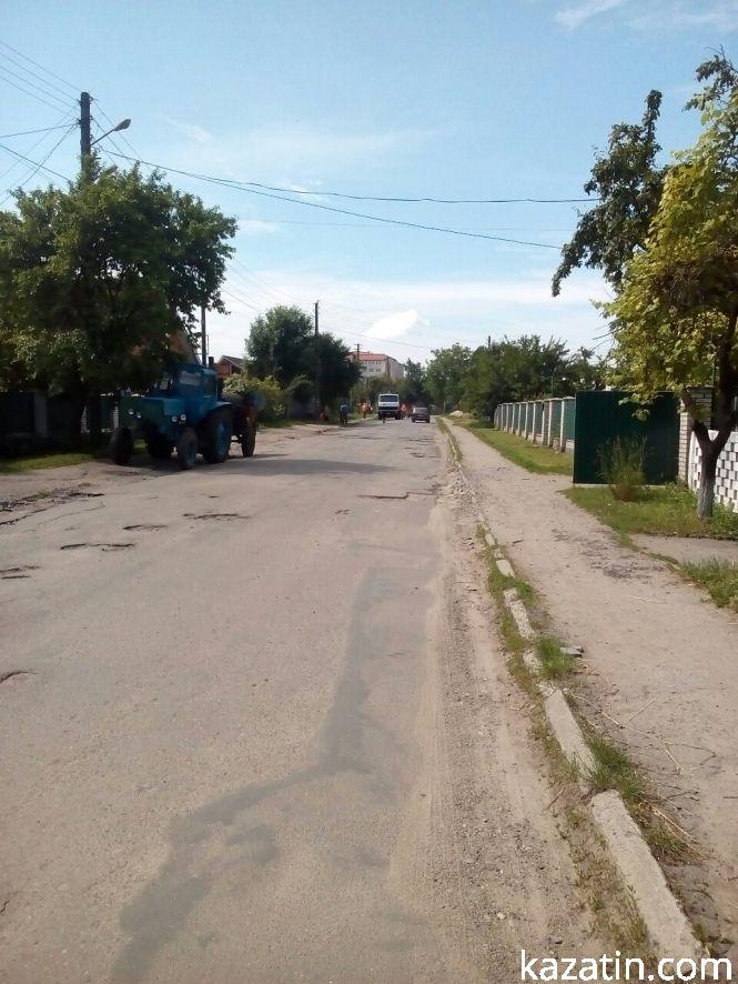 Фото дня: ремонтують «границю» села і міста Козятин, фото №1 на сайті 20minut.ua