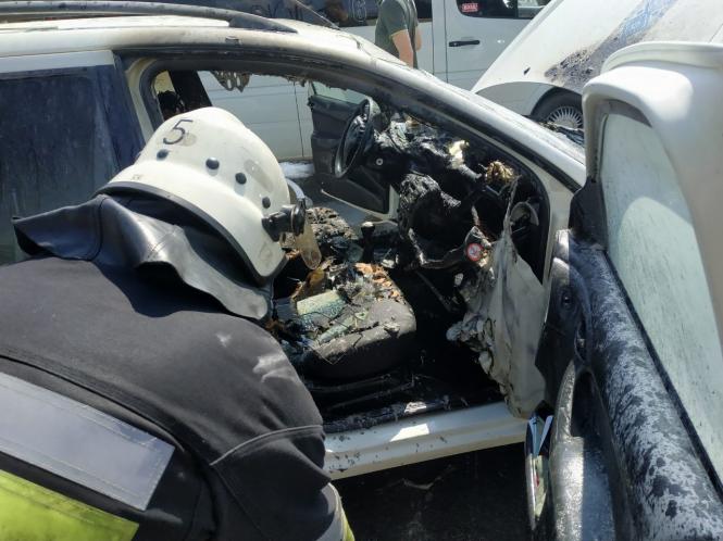 Новини Кам'янця-Подільського - фото з В центрі Кам’янця-Подільського згоріло легкове авто В центрі Кам’янця-Подільського згоріло легкове авто, фото №1 на сайті 20minut.ua