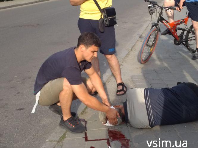 Хмельничани  Віктор та Валентин рятували непритомного чоловіка поки у “швидкої” не було машин, фото №7 на сайті vsim.ua