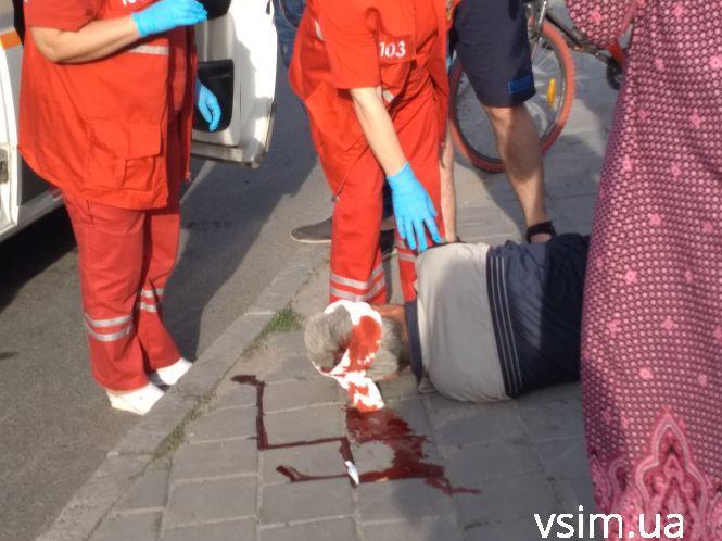 Хмельничани  Віктор та Валентин рятували непритомного чоловіка поки у “швидкої” не було машин, фото №5 на сайті vsim.ua