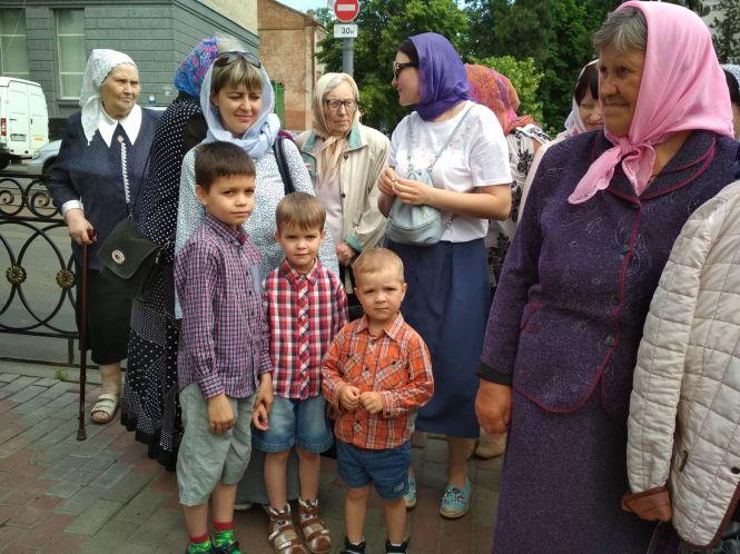 Новини Вінниці - фото з Біля Собору зібрались віряни МП. Що там відбувається? (Репортаж) Біля Собору зібрались віряни МП. Що там відбувається? (Репортаж), фото №10 на сайті 20minut.ua