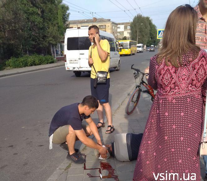Хмельничани  Віктор та Валентин рятували непритомного чоловіка поки у “швидкої” не було машин, фото №6 на сайті vsim.ua