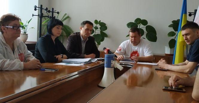 Новини Вінниці - фото з Мати екс-дільничного, що кийком розбив обличчя підлітку, погрожує суду голодуванням Мати екс-дільничного, що кийком розбив обличчя підлітку, погрожує суду голодуванням, фото №7 на сайті 20minut.ua