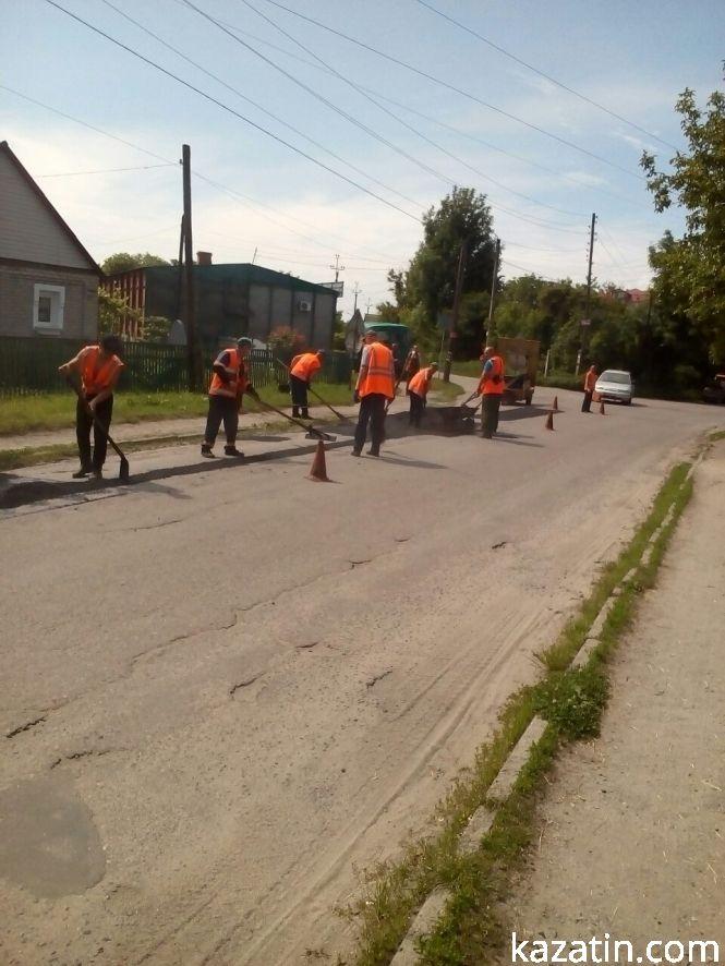 Фото дня: ремонтують «границю» села і міста Козятин, фото №4 на сайті 20minut.ua