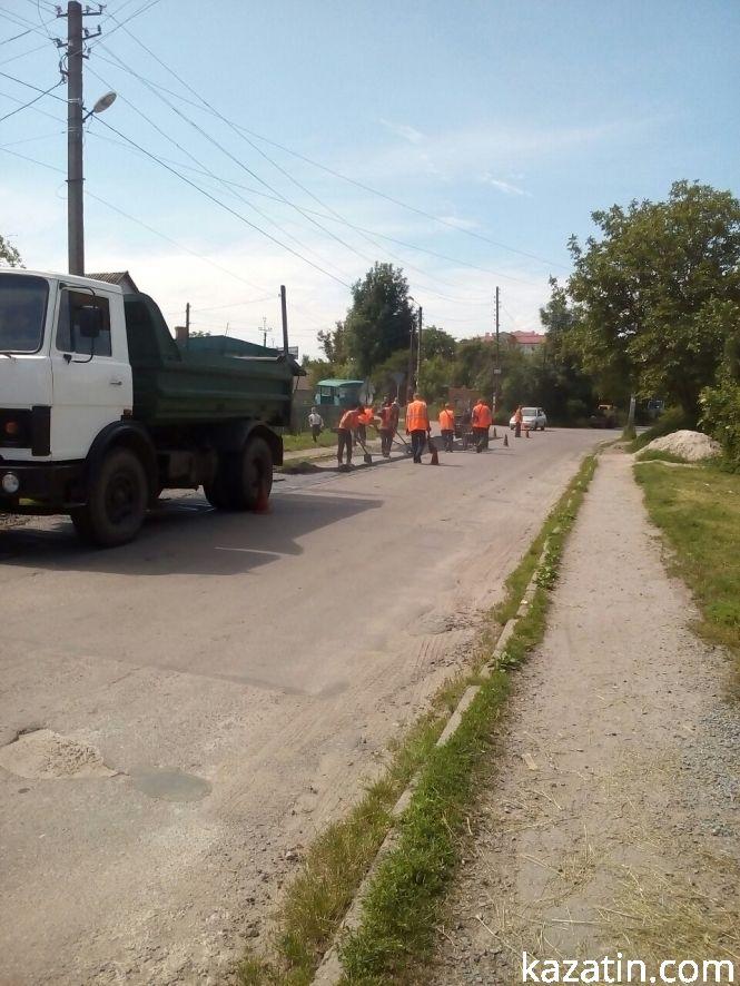 Фото дня: ремонтують «границю» села і міста Козятин, фото №7 на сайті 20minut.ua