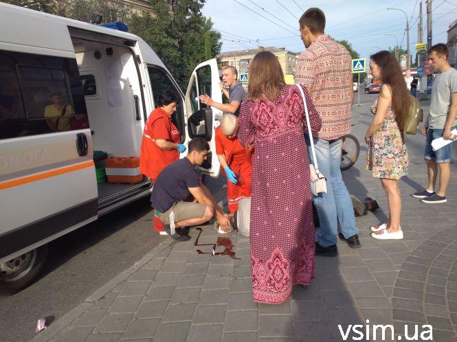 Хмельничани  Віктор та Валентин рятували непритомного чоловіка поки у “швидкої” не було машин, фото №3 на сайті vsim.ua