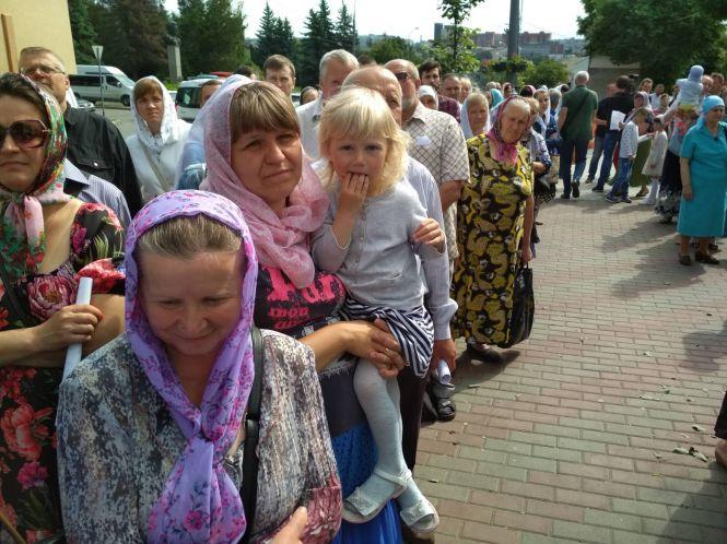 Новини Вінниці - фото з Біля Собору зібрались віряни МП. Що там відбувається? (Репортаж) Біля Собору зібрались віряни МП. Що там відбувається? (Репортаж), фото №6 на сайті 20minut.ua