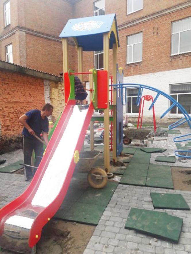 Новини Вінниці - фото з У дев'ятій школі облаштовують дитячий майданчик. Що там буде? У дев'ятій школі облаштовують дитячий майданчик. Що там буде?, фото №1 на сайті 20minut.ua