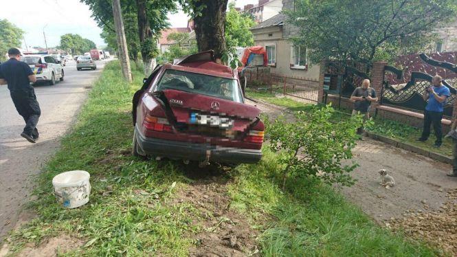 У Тернополі Mercedes злетів в кювет і врізався в дерево. Водій в лікарні, фото №2 на сайті 20minut.ua
