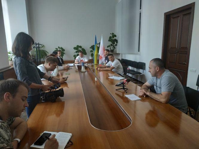 Новини Вінниці - фото з Мати екс-дільничного, що кийком розбив обличчя підлітку, погрожує суду голодуванням Мати екс-дільничного, що кийком розбив обличчя підлітку, погрожує суду голодуванням, фото №8 на сайті 20minut.ua