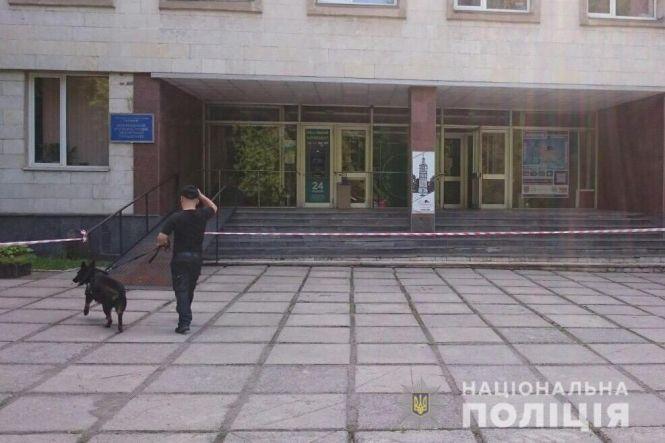 Новини Вінниці - фото з Чергове замінування. Евакуювали студентів з двох університетів (ОНОВЛЕНО) Чергове замінування. Евакуювали студентів з двох університетів (ОНОВЛЕНО), фото №1 на сайті 20minut.ua