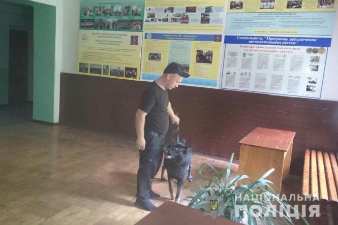 Новини Вінниці - фото з Чергове замінування. Евакуювали студентів з двох університетів (ОНОВЛЕНО) Чергове замінування. Евакуювали студентів з двох університетів (ОНОВЛЕНО), фото №3 на сайті 20minut.ua