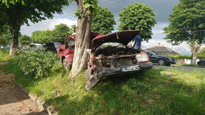 У Тернополі Mercedes злетів в кювет і врізався в дерево. Водій в лікарні, фото №1 на сайті 20minut.ua