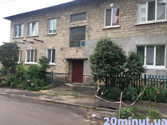 Новини Тернополя - фото з Біля будинку яма, яку вже ремонтують кілька років, - скаржиться тернополянин Біля будинку яма, яку вже ремонтують кілька років, - скаржиться тернополянин, фото №1 на сайті 20minut.ua