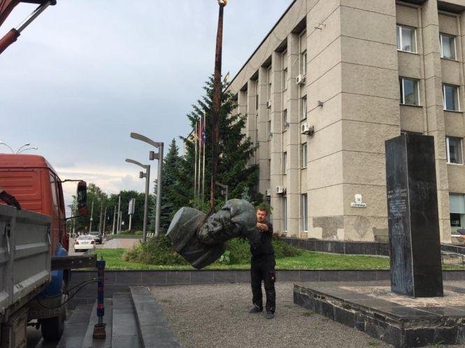 Новини Вінниці - фото з «Останні ідоли комунізму»: у Вінниці демонтували погруддя Петру Запорожцю «Останні ідоли комунізму»: у Вінниці демонтували погруддя Петру Запорожцю, фото №3 на сайті 20minut.ua