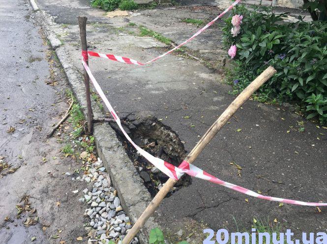 Новини Тернополя - фото з Біля будинку яма, яку вже ремонтують кілька років, - скаржиться тернополянин Біля будинку яма, яку вже ремонтують кілька років, - скаржиться тернополянин, фото №2 на сайті 20minut.ua