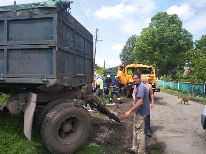 На Вінниччині «КамАЗ» в'їхав у причеп, що стояв на узбіччі. Постраждала дитина, фото №1 на сайті 20minut.ua