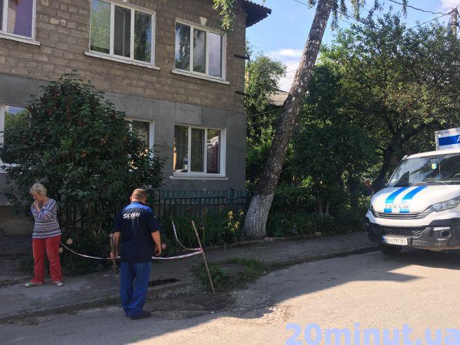 Новини Тернополя - фото з Біля будинку яма, яку вже ремонтують кілька років, - скаржиться тернополянин Біля будинку яма, яку вже ремонтують кілька років, - скаржиться тернополянин, фото №3 на сайті 20minut.ua