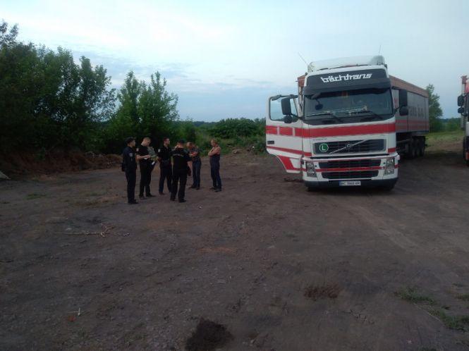 Сміттєвий конфлікт: під Козятином скинули відходи з іншої області, фото №1 на сайті 20minut.ua