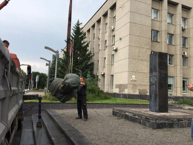 Новини Вінниці - фото з «Останні ідоли комунізму»: у Вінниці демонтували погруддя Петру Запорожцю «Останні ідоли комунізму»: у Вінниці демонтували погруддя Петру Запорожцю, фото №2 на сайті 20minut.ua
