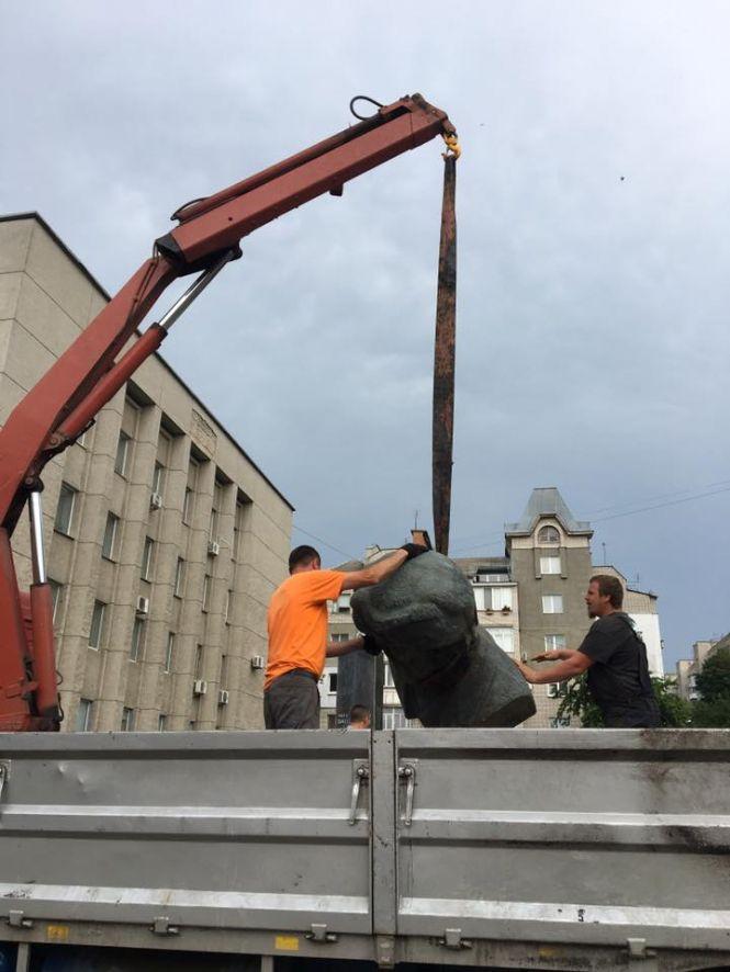 Новини Вінниці - фото з «Останні ідоли комунізму»: у Вінниці демонтували погруддя Петру Запорожцю «Останні ідоли комунізму»: у Вінниці демонтували погруддя Петру Запорожцю, фото №1 на сайті 20minut.ua