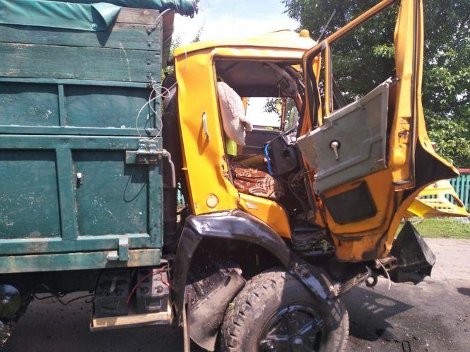 На Вінниччині «КамАЗ» в'їхав у причеп, що стояв на узбіччі. Постраждала дитина, фото №2 на сайті 20minut.ua