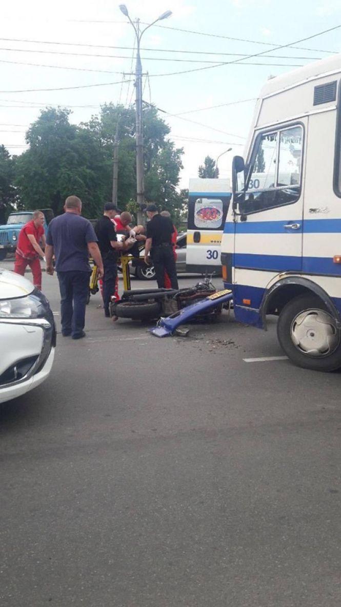 Новини Вінниці - фото з На Київській маршрутка збила мотоцикліста (ОНОВЛЕНО) На Київській маршрутка збила мотоцикліста (ОНОВЛЕНО), фото №1 на сайті 20minut.ua